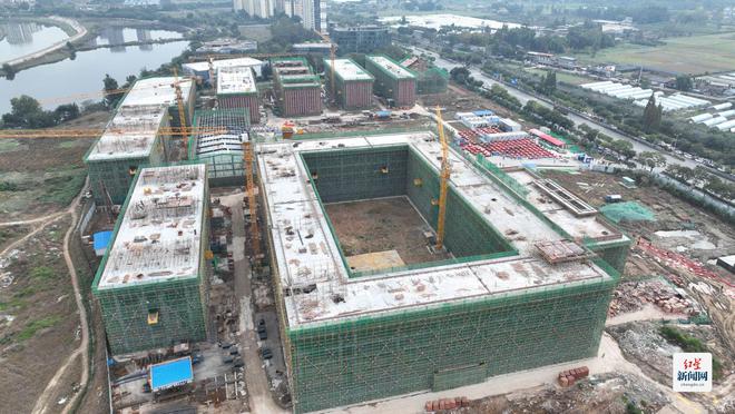 项目顺利实现全面封顶 计划明年9月正式开学投运凯发k8国际登录云南建水实验中学金堂校区一期(图3)